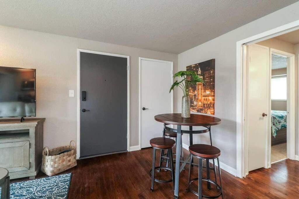 Holly First Floor 2 King Beds Villa Kansas City Exteriör bild
