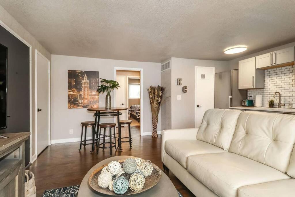Holly First Floor 2 King Beds Villa Kansas City Exteriör bild