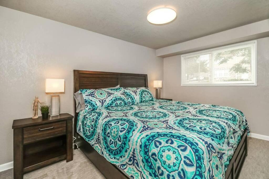 Holly First Floor 2 King Beds Villa Kansas City Exteriör bild